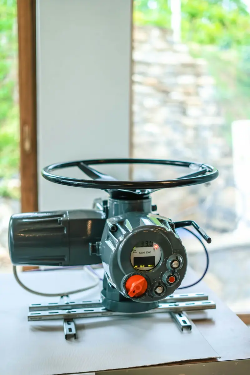 Electric valve actuator with handwheel